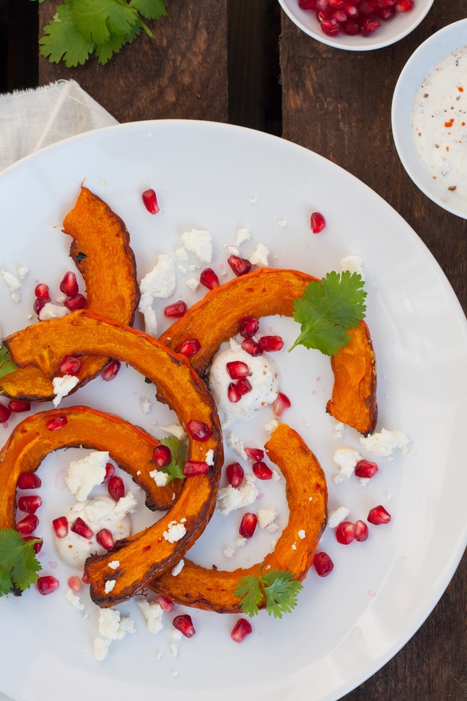 Gerösteter Kürbis mit orientalischem Joghurt und Feta. Knusprig, schnell und verdammt gut - kochkarussell.com