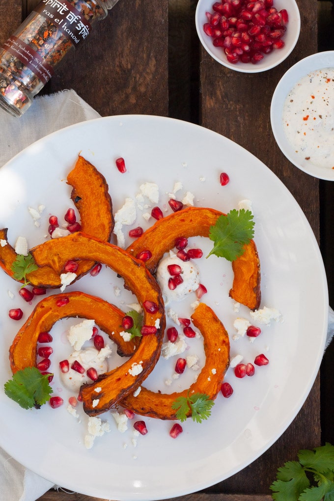 Gerösteter Kürbis mit orientalischem Joghurt und Feta. Knusprig, schnell und verdammt gut - kochkarussell.com