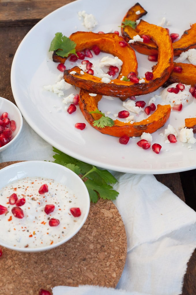 Gerösteter Kürbis mit orientalischem Joghurt und Feta. Knusprig, schnell und verdammt gut - kochkarussell.com