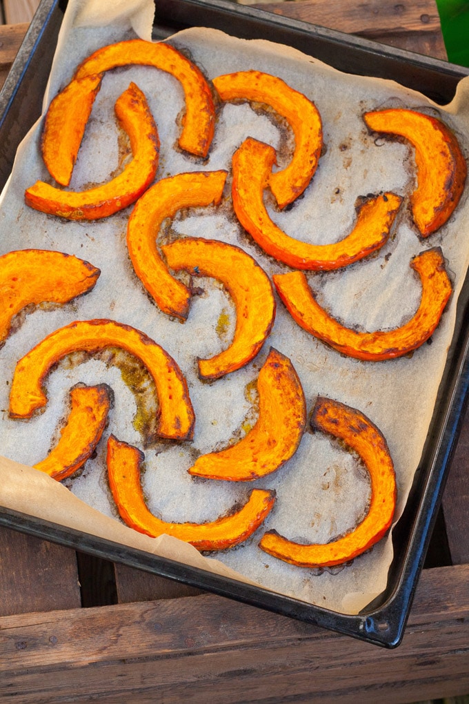 Gerösteter Kürbis mit orientalischem Joghurt und Feta. Knusprig, schnell und verdammt gut - kochkarussell.com