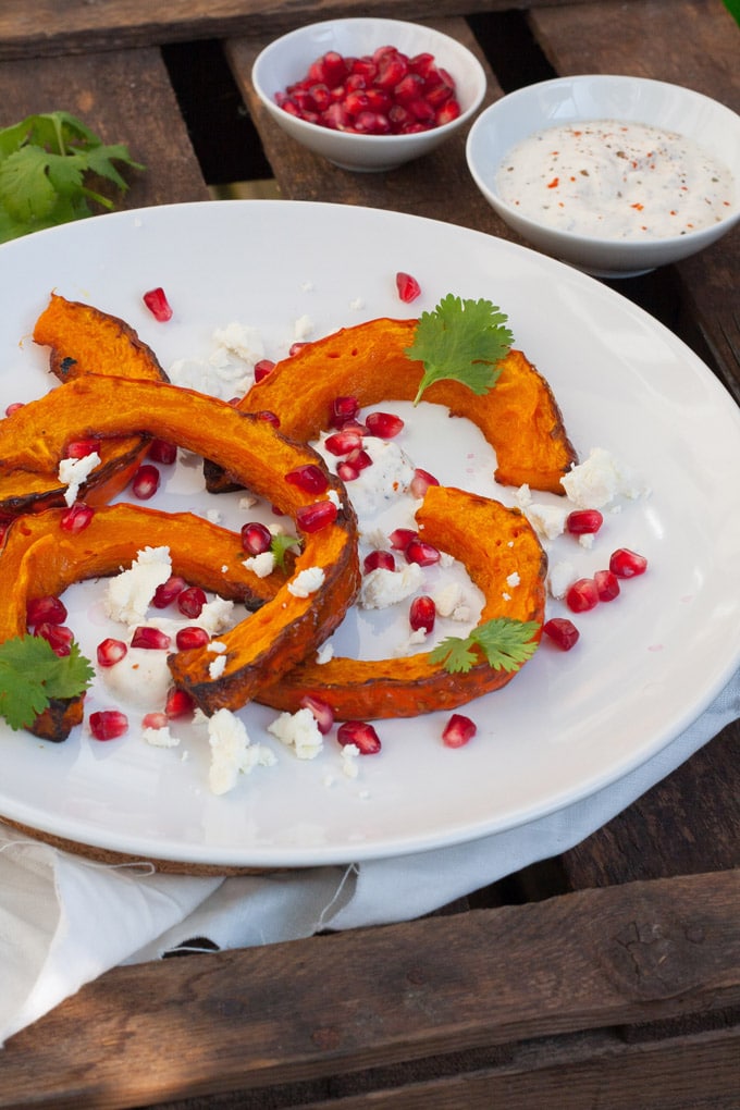 Gerösteter Kürbis mit orientalischem Joghurt und Feta. Knusprig, schnell und verdammt gut - kochkarussell.com