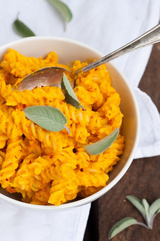 Kürbis-Pasta mit Salbei. Schnell und unglaublich cremig - Kochkarussell.com