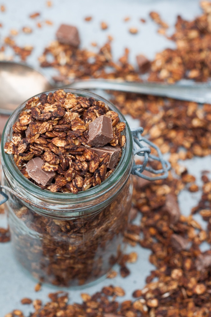 Das Kaffee-Schoko-Knuspermüsli ist Morgenkaffee und knuspriges Frühstücksglück in einem. Leicht herb und nicht zu süß, perfekt - kochkarussell.com