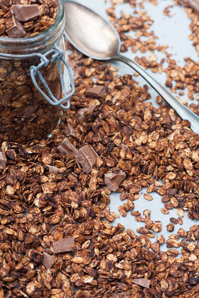 Das Kaffee-Schoko-Knuspermüsli ist Morgenkaffee und knuspriges Frühstücksglück in einem. Leicht herb und nicht zu süß, perfekt - Kochkarussell.com