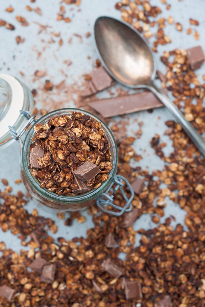Das Kaffee-Schoko-Knuspermüsli ist Morgenkaffee und knuspriges Frühstücksglück in einem. Leicht herb und nicht zu süß, perfekt - Kochkarussell.com