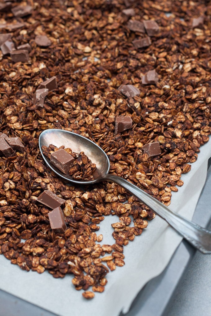 Das Kaffee-Schoko-Knuspermüsli ist Morgenkaffee und knuspriges Frühstücksglück in einem. Leicht herb und nicht zu süß, perfekt - Kochkarussell.com