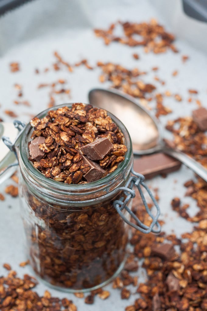 Das Kaffee-Schoko-Knuspermüsli ist Morgenkaffee und knuspriges Frühstücksglück in einem. Leicht herb und nicht zu süß, perfekt - Kochkarussell.com