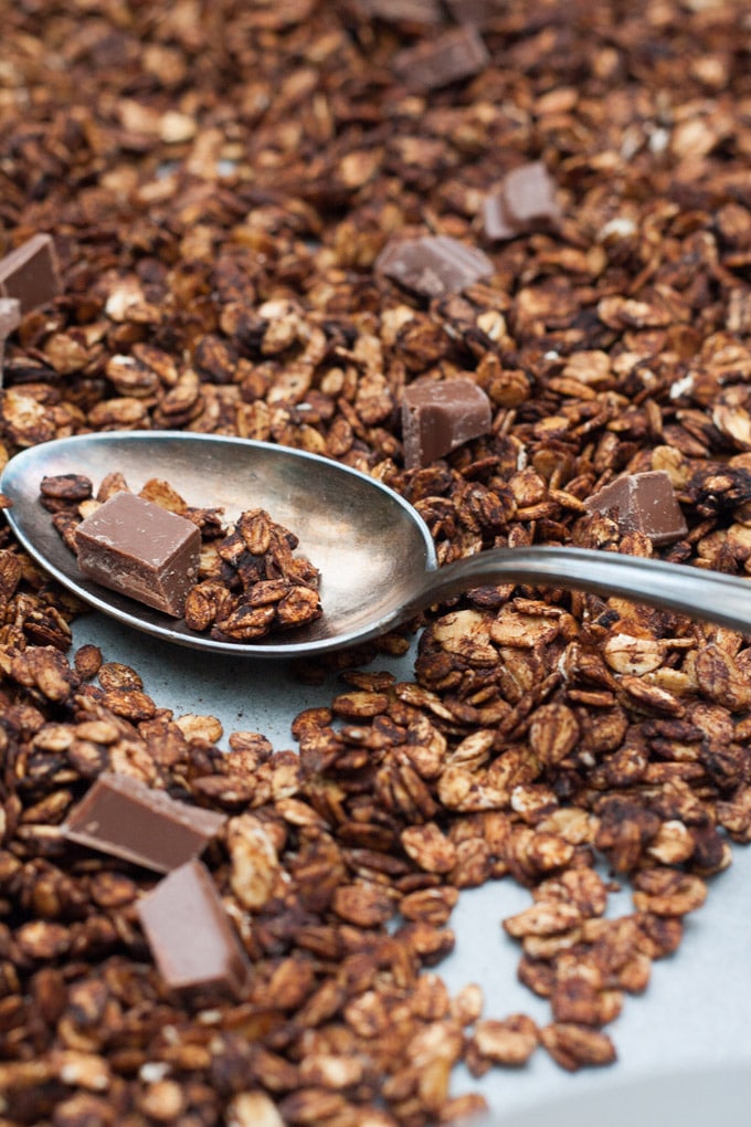 Das Kaffee-Schoko-Knuspermüsli ist Morgenkaffee und knuspriges Frühstücksglück in einem. Leicht herb und nicht zu süß, perfekt - Kochkarussell.com