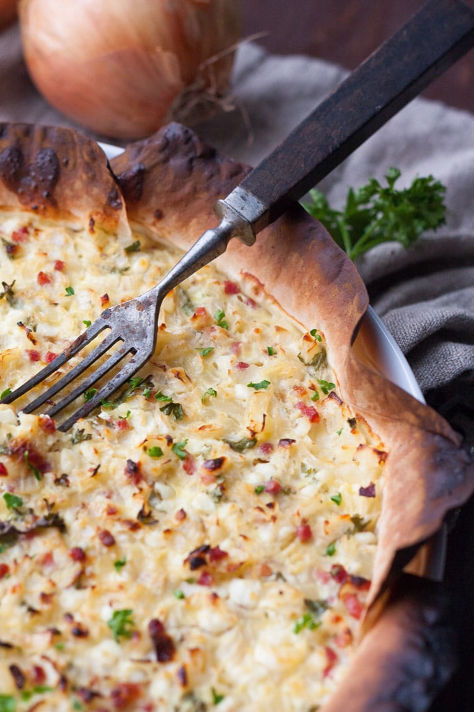 Der Low Carb Zwiebelkuchen ist herzhaft, würzig und schnell gemacht. Dazu knusprig und leicht, perfekt - kochkarussell.com Der Low Carb Zwiebelkuchen ist herzhaft, würzig und schnell gemacht. Dazu knusprig und leicht, perfekt - kochkarussell.com