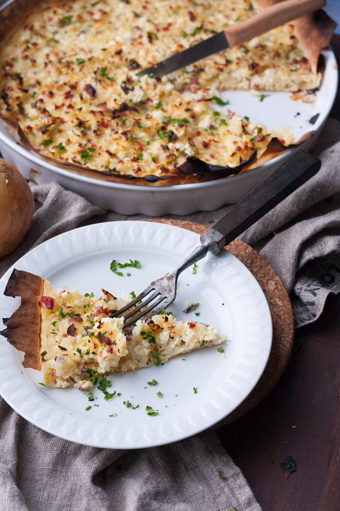 Der Low Carb Zwiebelkuchen ist herzhaft, würzig und schnell gemacht. Dazu knusprig und leicht, perfekt - kochkarussell.com Der Low Carb Zwiebelkuchen ist herzhaft, würzig und schnell gemacht. Dazu knusprig und leicht, perfekt - kochkarussell.com