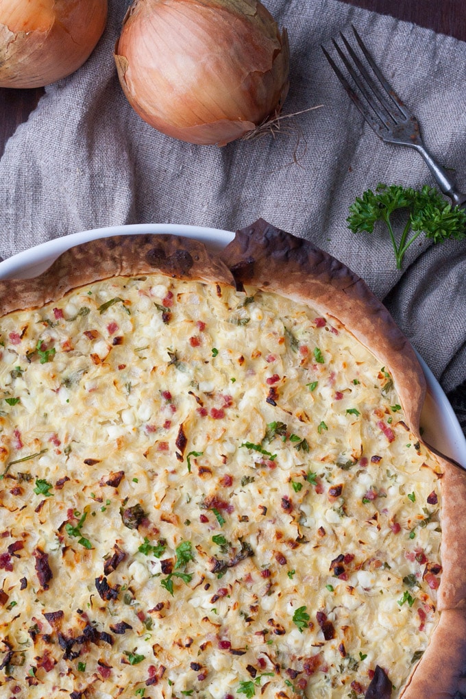 Der Low Carb Zwiebelkuchen ist herzhaft, würzig und schnell gemacht. Dazu knusprig und leicht, perfekt - kochkarussell.com Der Low Carb Zwiebelkuchen ist herzhaft, würzig und schnell gemacht. Dazu knusprig und leicht, perfekt - kochkarussell.com