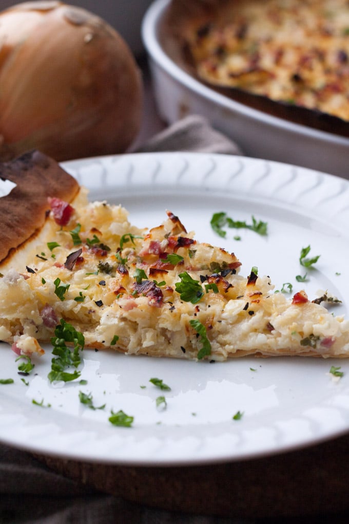 Der Low Carb Zwiebelkuchen ist herzhaft, würzig und schnell gemacht. Dazu knusprig und leicht, perfekt - kochkarussell.com Der Low Carb Zwiebelkuchen ist herzhaft, würzig und schnell gemacht. Dazu knusprig und leicht, perfekt - kochkarussell.com