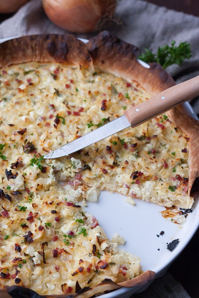 Der Low Carb Zwiebelkuchen ist herzhaft, würzig und schnell gemacht. Dazu knusprig und leicht, perfekt - kochkarussell.com Der Low Carb Zwiebelkuchen ist herzhaft, würzig und schnell gemacht. Dazu knusprig und leicht, perfekt - kochkarussell.com