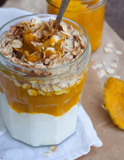 Die Pumpkin Pie Overnight Oats schmecken wie Kürbiskuchen zum Löffeln. Super einfach und unglaublich lecker - Kochkarussell.com