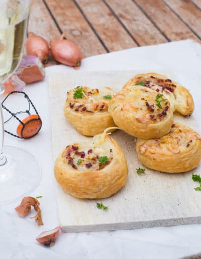 Flammkuchen-Schnecken aus Blätterteig. Super einfach und kommt immer gut an - kochkarussell.com