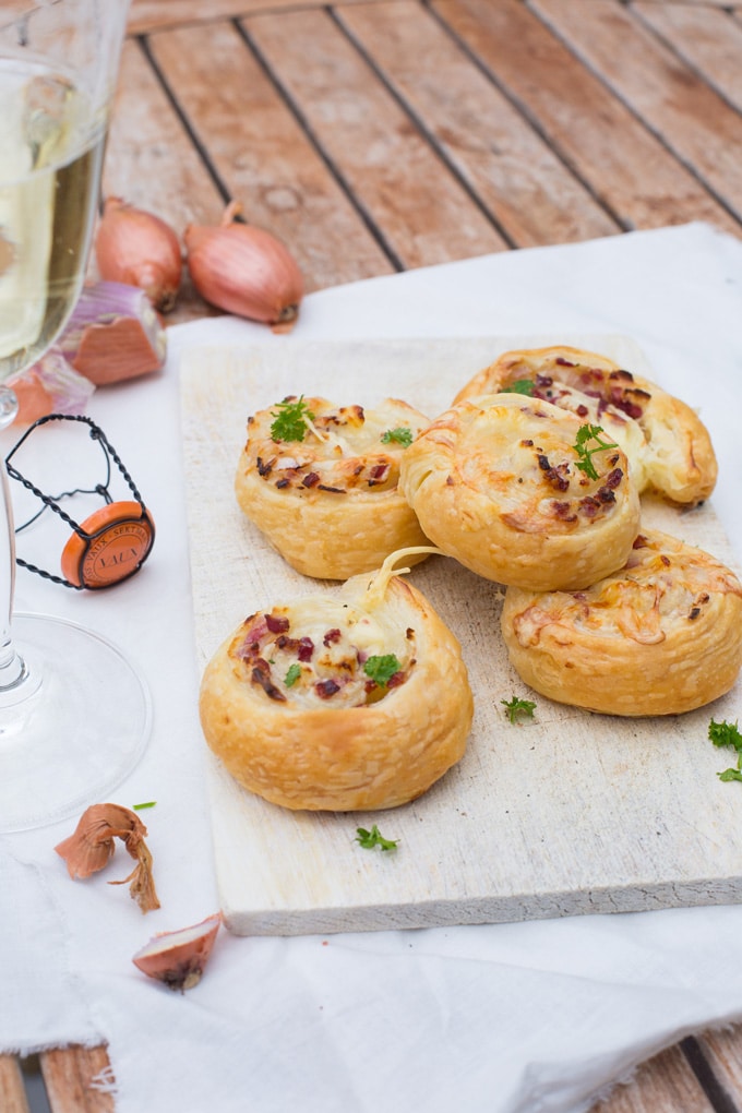 Flammkuchen-Schnecken aus Blätterteig. Super einfach und kommt immer gut an  kochkarussell.com