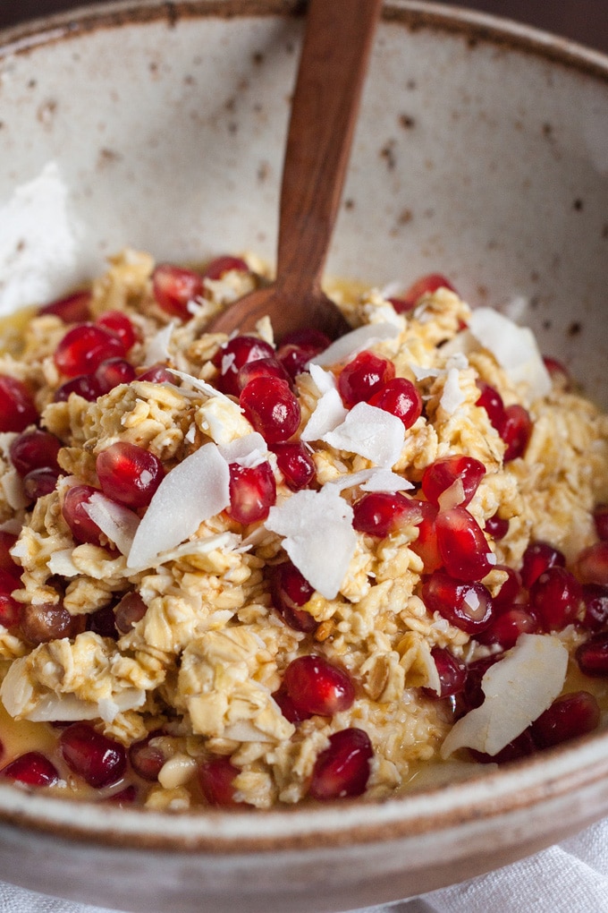 Für die Orangen Granatapfel Overnight Oats braucht ihr nur vier Zutaten und fünf Minuten Zeit. Knackig, leicht und richtig lecker  kochkarussell.com