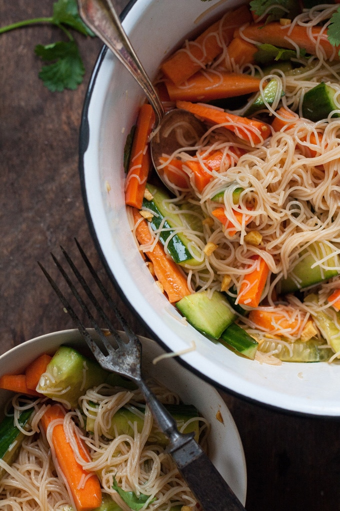 Gesundes Comfortfood: Veganer Glasnudelsalat. Schnell, knackig, leicht und vollgepackt mit exotischen Aromen. Unbedingt ausprobieren! Kochkarussell.com Gesundes Comfortfood: Veganer Glasnudelsalat. Schnell, knackig, leicht und vollgepackt mit exotischen Aromen. Unbedingt ausprobieren! Kochkarussell.com