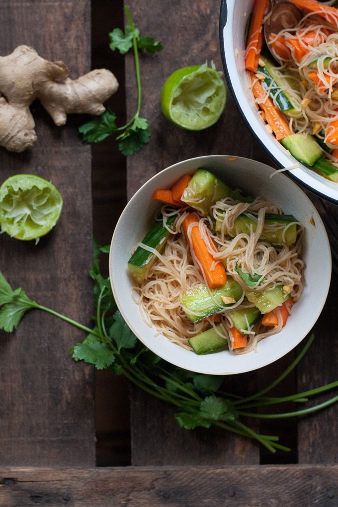 Gesundes Comfortfood: Veganer Glasnudelsalat. Schnell, knackig, leicht und vollgepackt mit exotischen Aromen. Unbedingt ausprobieren! Kochkarussell.com Gesundes Comfortfood: Veganer Glasnudelsalat. Schnell, knackig, leicht und vollgepackt mit exotischen Aromen. Unbedingt ausprobieren! Kochkarussell.com