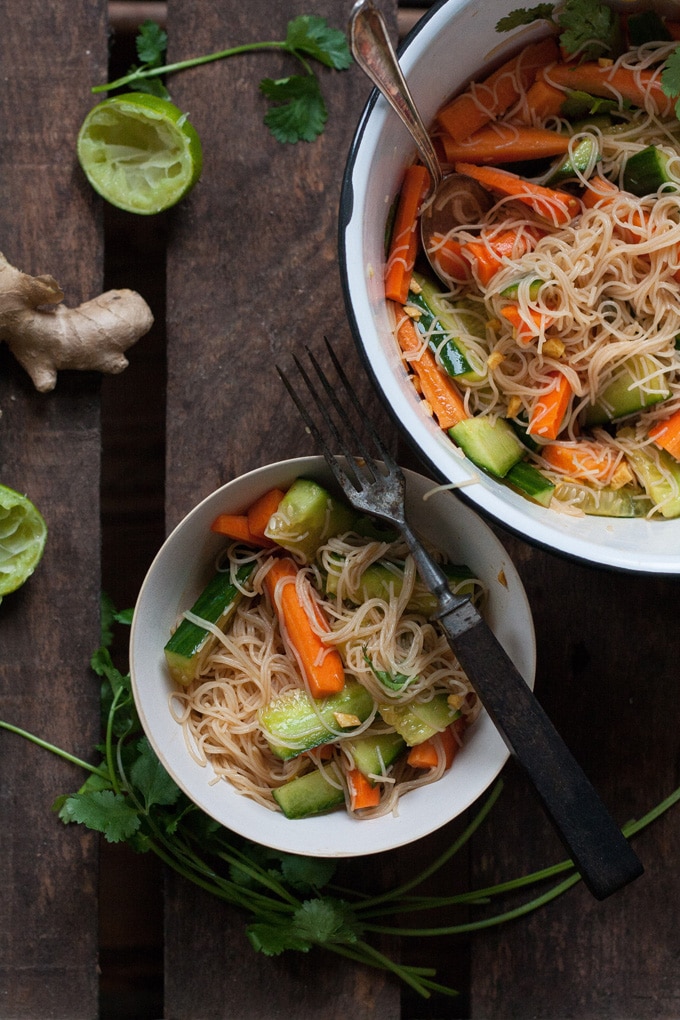 Gesundes Comfortfood: Veganer Glasnudelsalat. Schnell, knackig, leicht und vollgepackt mit exotischen Aromen. Unbedingt ausprobieren! Kochkarussell.com Gesundes Comfortfood: Veganer Glasnudelsalat. Schnell, knackig, leicht und vollgepackt mit exotischen Aromen. Unbedingt ausprobieren! Kochkarussell.com