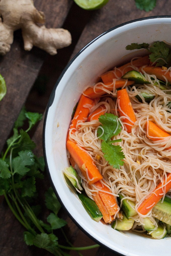 Gesundes Comfortfood: Veganer Glasnudelsalat. Schnell, knackig, leicht und vollgepackt mit exotischen Aromen. Unbedingt ausprobieren! Kochkarussell.com Gesundes Comfortfood: Veganer Glasnudelsalat. Schnell, knackig, leicht und vollgepackt mit exotischen Aromen. Unbedingt ausprobieren! Kochkarussell.com