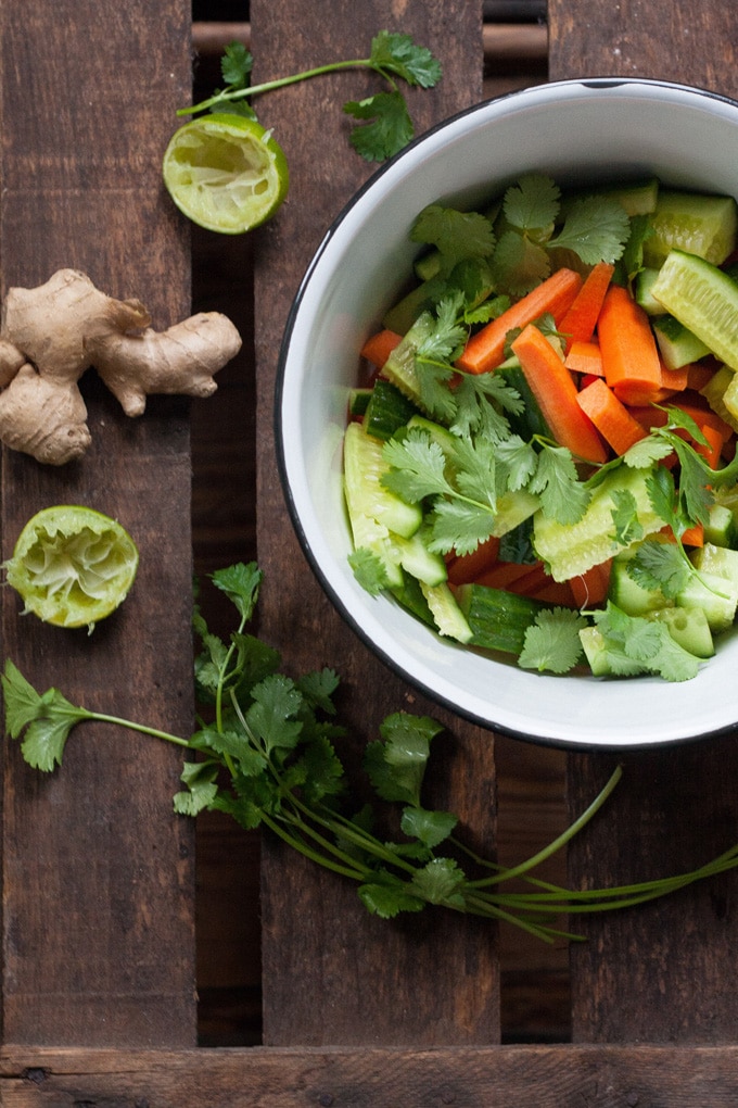 Gesundes Comfortfood: Veganer Glasnudelsalat. Schnell, knackig, leicht und vollgepackt mit exotischen Aromen. Unbedingt ausprobieren! Kochkarussell.com Gesundes Comfortfood: Veganer Glasnudelsalat. Schnell, knackig, leicht und vollgepackt mit exotischen Aromen. Unbedingt ausprobieren! Kochkarussell.com