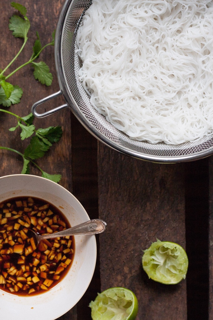 Gesundes Comfortfood: Veganer Glasnudelsalat. Schnell, knackig, leicht und vollgepackt mit exotischen Aromen. Unbedingt ausprobieren! Kochkarussell.com Gesundes Comfortfood: Veganer Glasnudelsalat. Schnell, knackig, leicht und vollgepackt mit exotischen Aromen. Unbedingt ausprobieren! Kochkarussell.com