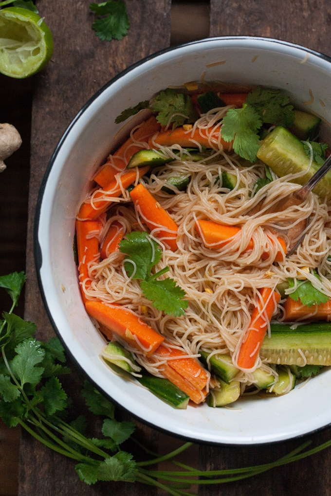 Gesundes Comfortfood: Veganer Glasnudelsalat. Schnell, knackig, leicht und vollgepackt mit exotischen Aromen. Unbedingt ausprobieren! Kochkarussell.com Gesundes Comfortfood: Veganer Glasnudelsalat. Schnell, knackig, leicht und vollgepackt mit exotischen Aromen. Unbedingt ausprobieren! Kochkarussell.com