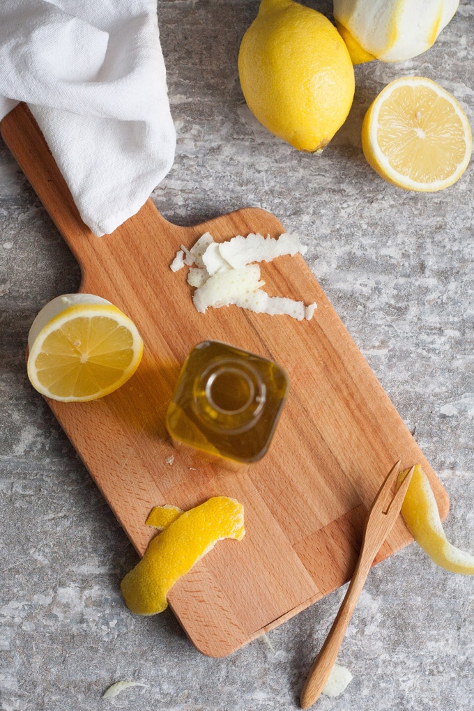 Werbung. Zitronen-Olivenöl aus zwei Zutaten. Schnell, unglaublich köstlich und viel günstiger als aus dem Öl-Laden - kochkarussell.com