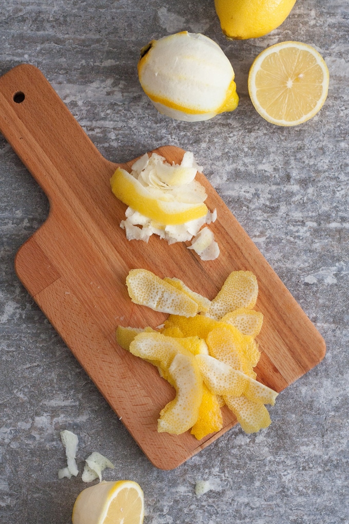 Werbung. Zitronen-Olivenöl aus zwei Zutaten. Schnell, unglaublich köstlich und viel günstiger als aus dem Öl-Laden - kochkarussell.com