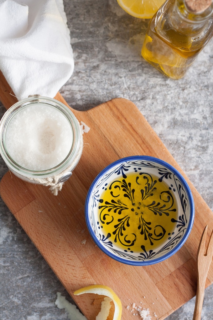 Werbung. Zitronen-Olivenöl aus zwei Zutaten. Schnell, unglaublich köstlich und viel günstiger als aus dem Öl-Laden - kochkarussell.com