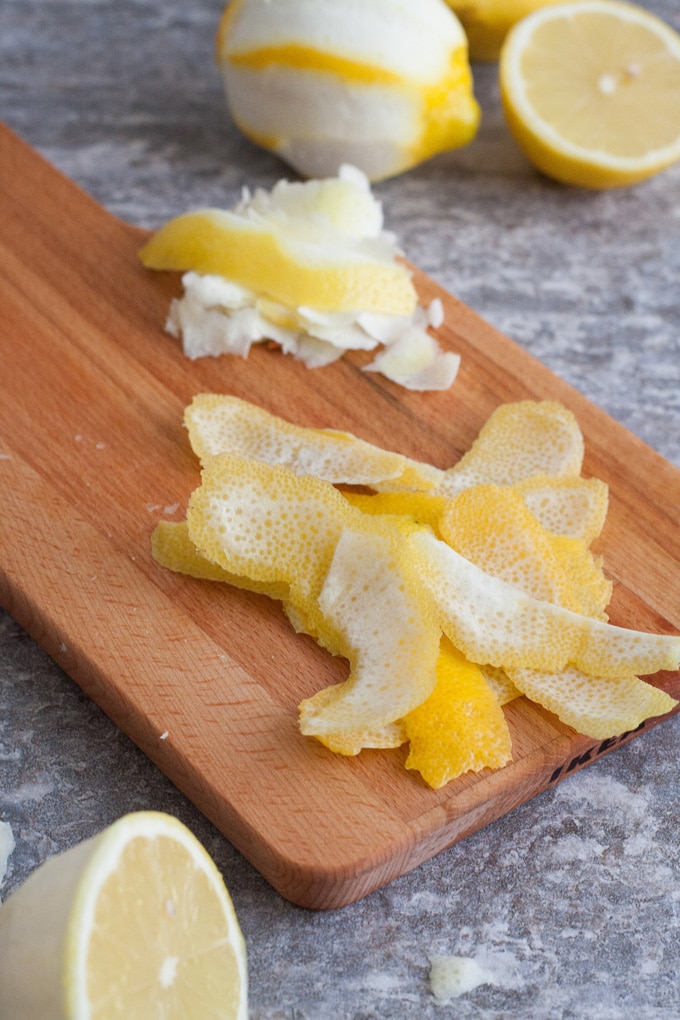 Werbung. Zitronen-Olivenöl aus zwei Zutaten. Schnell, unglaublich köstlich und viel günstiger als aus dem Öl-Laden - kochkarussell.com