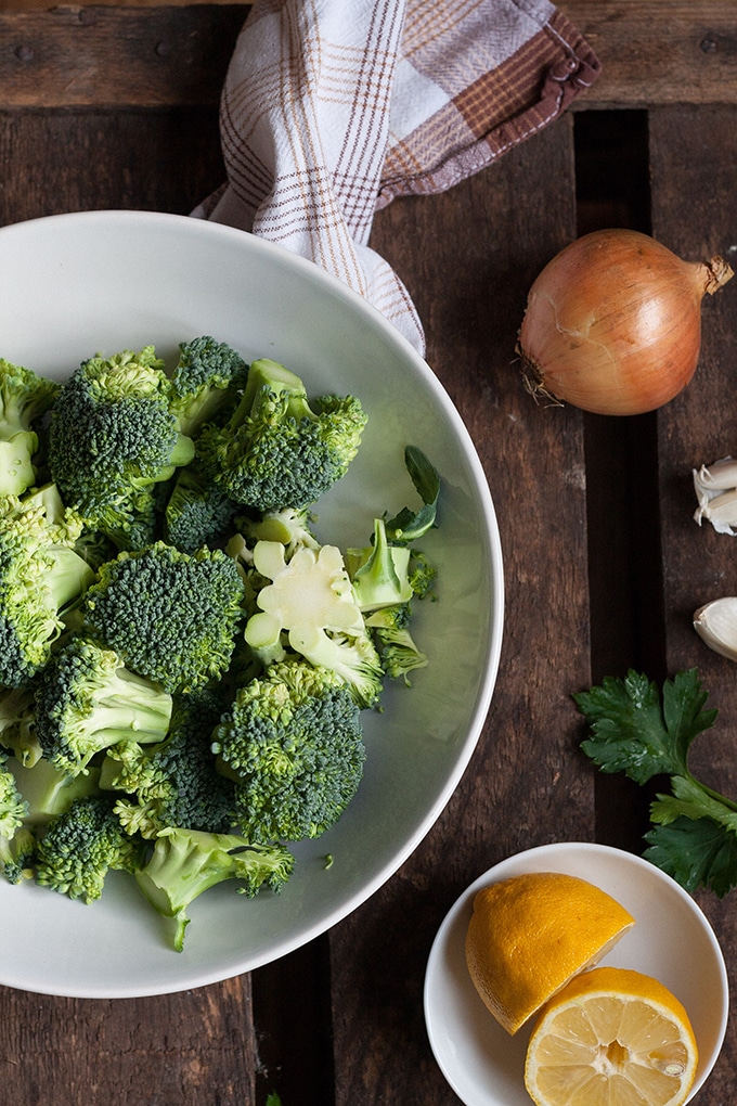 Brokkoli-Pasta mit Zitrone und Knoblauch. Für dieses schnelle Rezept braucht ihr nur 7 Zutaten und 20 Minuten Zeit. Vegan und köstlich - kochkarussell.com Brokkoli-Pasta mit Zitrone und Knoblauch. Für dieses schnelle Rezept braucht ihr nur 7 Zutaten und 20 Minuten Zeit. Vegan und köstlich - kochkarussell.com