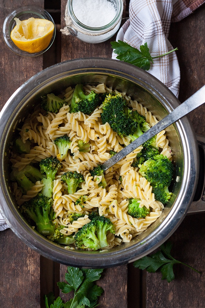 Brokkoli-Pasta mit Zitrone und Knoblauch. Für dieses schnelle Rezept braucht ihr nur 7 Zutaten und 20 Minuten Zeit. Vegan und köstlich - kochkarussell.com Brokkoli-Pasta mit Zitrone und Knoblauch. Für dieses schnelle Rezept braucht ihr nur 7 Zutaten und 20 Minuten Zeit. Vegan und köstlich - kochkarussell.com