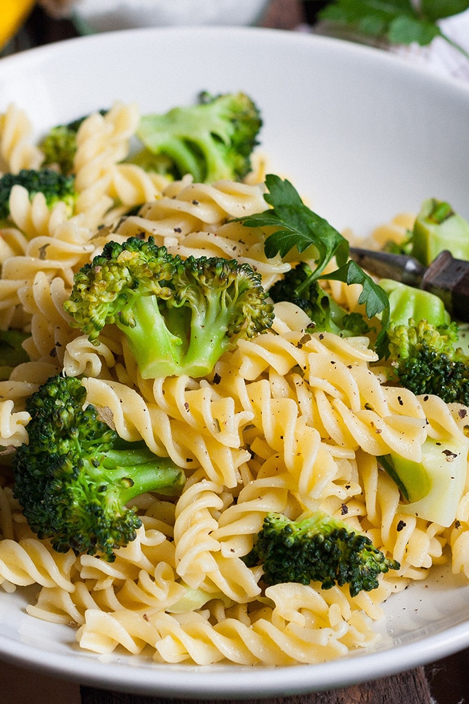 Brokkoli-Pasta mit Zitrone und Knoblauch. Für dieses schnelle Rezept braucht ihr nur 7 Zutaten und 20 Minuten Zeit. Vegan und köstlich - kochkarussell.com Brokkoli-Pasta mit Zitrone und Knoblauch. Für dieses schnelle Rezept braucht ihr nur 7 Zutaten und 20 Minuten Zeit. Vegan und köstlich - kochkarussell.com
