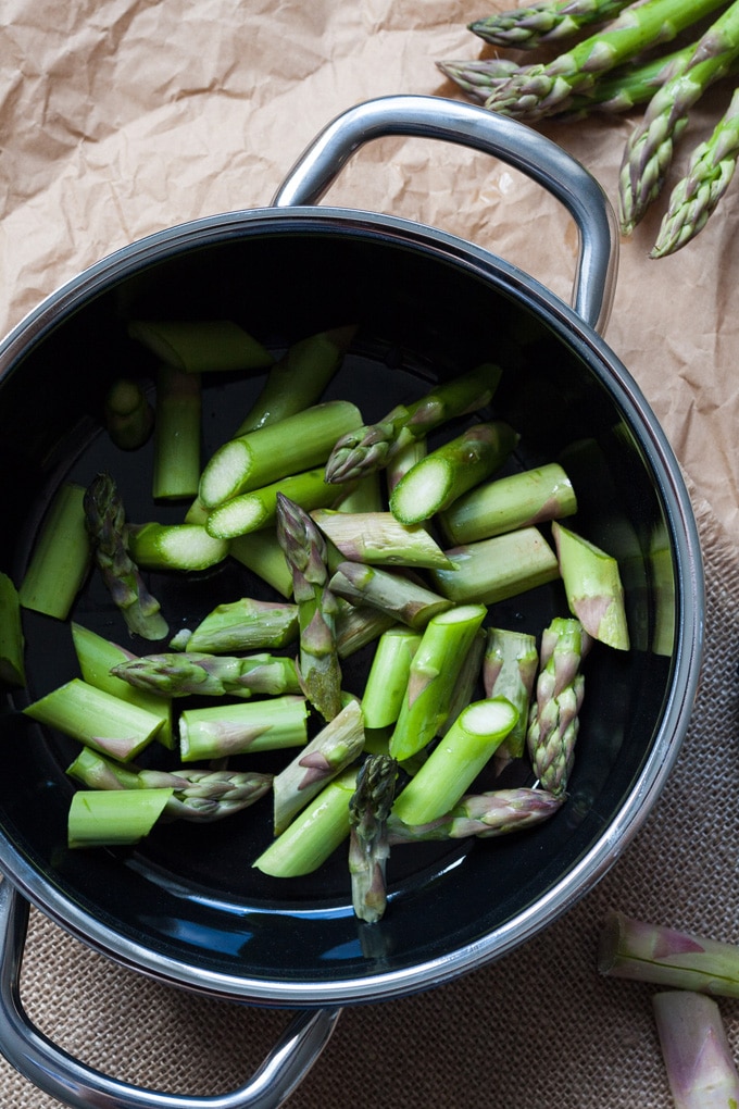 Werbung. Leichter Belugalinsen-Salat mit Erdbeeren und grünem Spargel. So lecker! Für diesen Frühlingssalat brauchst du nur neun Zutaten und 30 Minuten Zeit - Kochkarussell.com