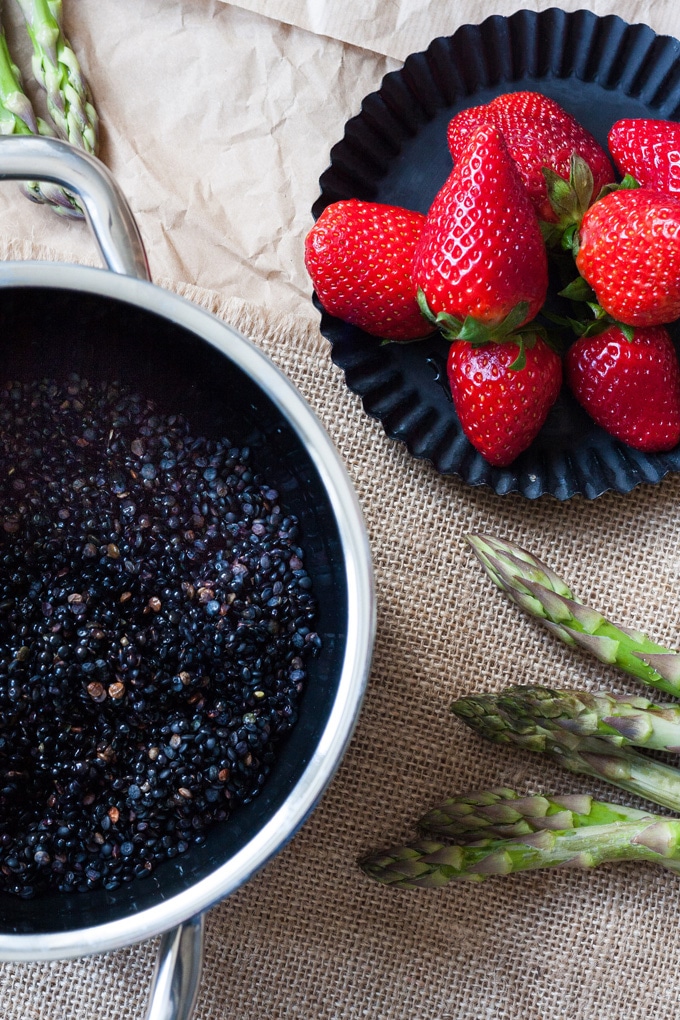 Werbung. Leichter Belugalinsen-Salat mit Erdbeeren und grünem Spargel. So lecker! Für diesen Frühlingssalat brauchst du nur neun Zutaten und 30 Minuten Zeit - kochkarussell.com