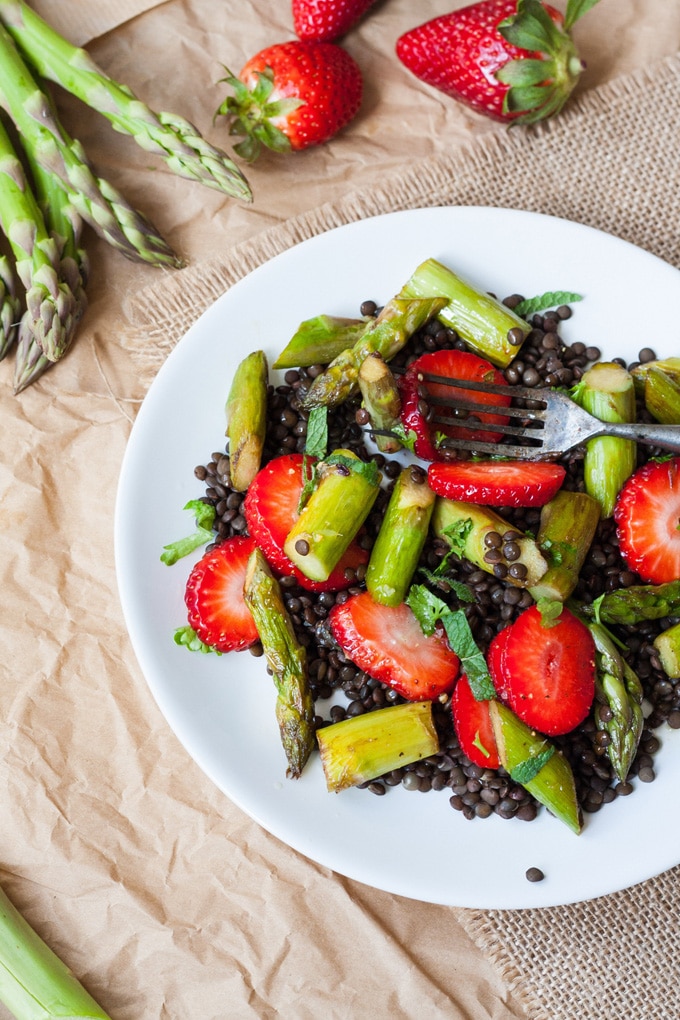 Werbung. Leichter Belugalinsen-Salat mit Erdbeeren und grünem Spargel. So lecker! Für diesen Frühlingssalat brauchst du nur neun Zutaten und 30 Minuten Zeit - kochkarussell.com