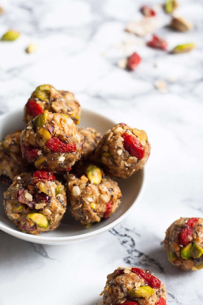 Werbung. No-Bake Berry Pistachio Energy Bites. Dieses 7-Zutaten Rezept ist der perfekte Snack für unterwegs und vollgepackt mit guten Zutaten - kochkarussell.com Werbung. No-Bake Berry Pistachio Energy Bites. Dieses 7-Zutaten Rezept ist der perfekte Snack für unterwegs und vollgepackt mit guten Zutaten - kochkarussell.com