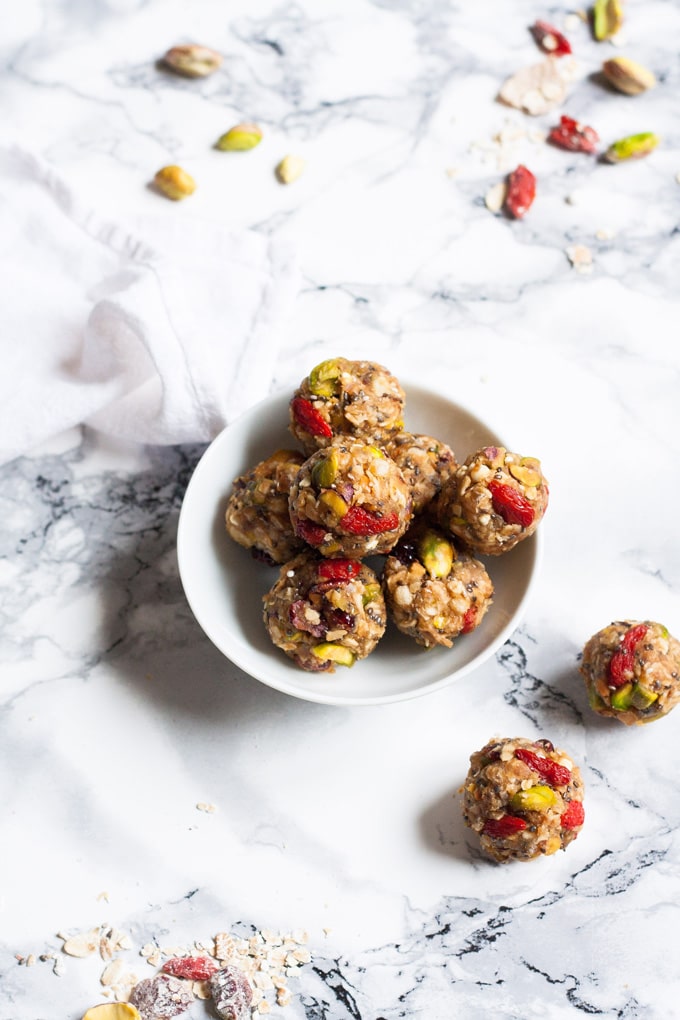 Werbung. No-Bake Berry Pistachio Energy Bites. Dieses 7-Zutaten Rezept ist der perfekte Snack für unterwegs und vollgepackt mit guten Zutaten - kochkarussell.com Werbung. No-Bake Berry Pistachio Energy Bites. Dieses 7-Zutaten Rezept ist der perfekte Snack für unterwegs und vollgepackt mit guten Zutaten - kochkarussell.com