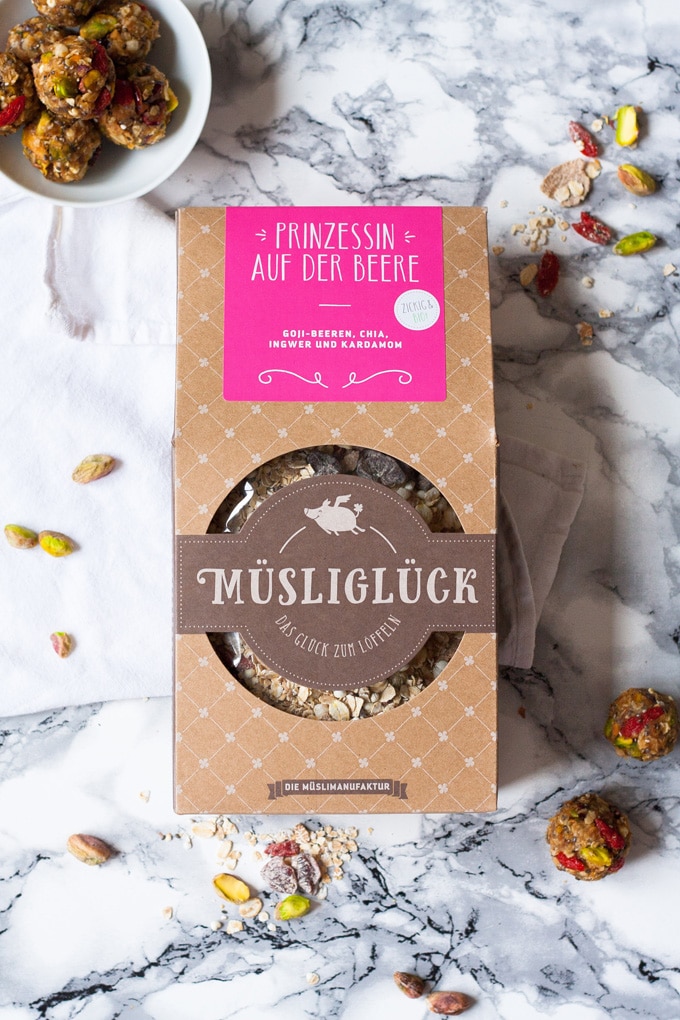 Werbung. No-Bake Berry Pistachio Energy Bites. Dieses 7-Zutaten Rezept ist der perfekte Snack für unterwegs und vollgepackt mit guten Zutaten - kochkarussell.com Werbung. No-Bake Berry Pistachio Energy Bites. Dieses 7-Zutaten Rezept ist der perfekte Snack für unterwegs und vollgepackt mit guten Zutaten - kochkarussell.com