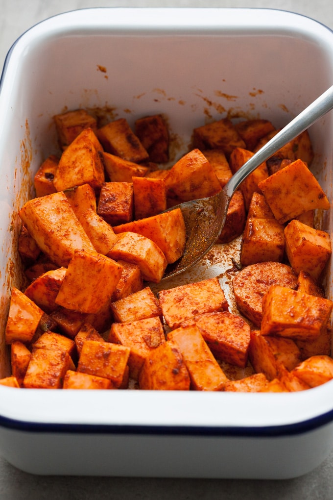 Werbung. Knusprig geröstete Süßkartoffeln aus dem Ofen - Kochkarussell.com Werbung. Knusprig geröstete Süßkartoffeln aus dem Ofen - Kochkarussell.com