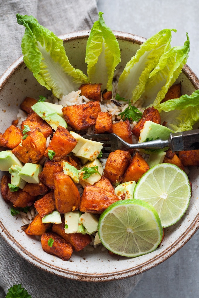 Werbung. Buddha Bowl mit gerösteten Süßkartoffeln. Für dieses schnelle Soulfood braucht ihr nur eine Handvoll Zutaten. Unbedingt probieren - kochkarussell.com Werbung. Buddha Bowl mit gerösteten Süßkartoffeln. Für dieses schnelle Soulfood braucht ihr nur eine Handvoll Zutaten. Unbedingt probieren - kochkarussell.com
