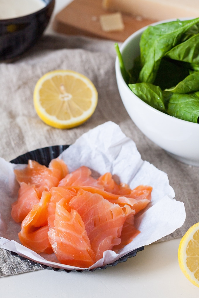 Werbung. One Pot Pasta mit Spinat und Räucherlachs. Für dieses Rezept braucht ihr nur einen Topf, acht Zutaten und 15 Minuten Zeit - kochkarussell.com