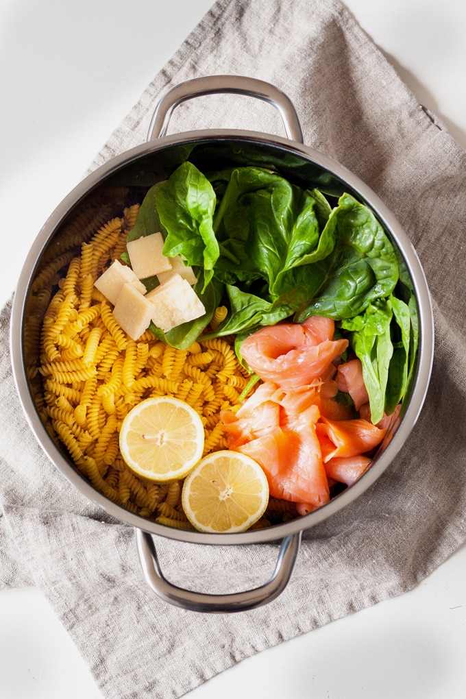 Werbung. One Pot Pasta mit Spinat und Räucherlachs. Für dieses Rezept braucht ihr nur einen Topf, acht Zutaten und 15 Minuten Zeit - kochkarussell.com