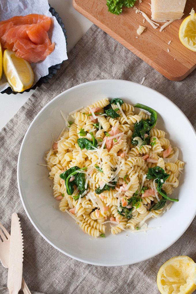 Werbung. One Pot Pasta mit Spinat und Räucherlachs. Für dieses Rezept braucht ihr nur einen Topf, acht Zutaten und 15 Minuten Zeit - kochkarussell.com