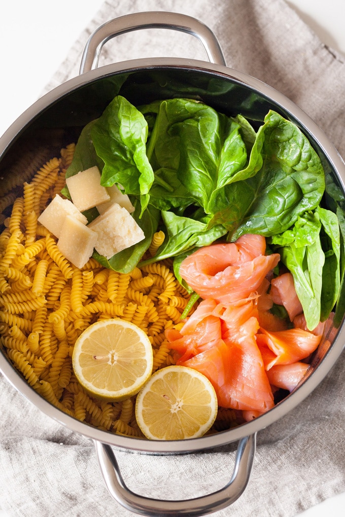 Werbung. One Pot Pasta mit Spinat und Räucherlachs. Für dieses Rezept braucht ihr nur einen Topf, acht Zutaten und 15 Minuten Zeit - kochkarussell.com