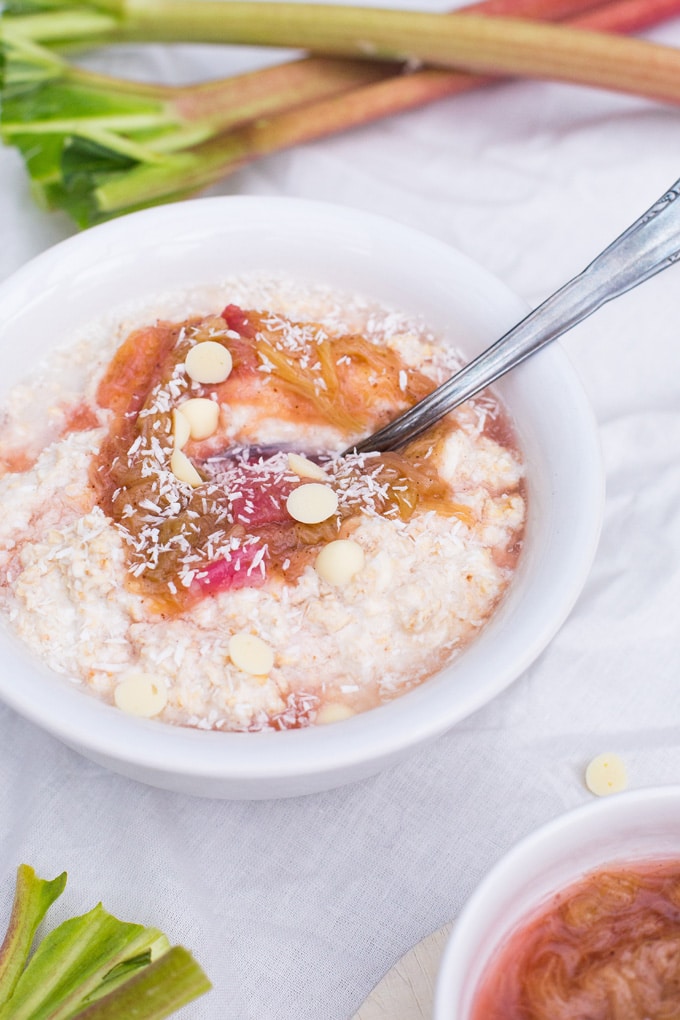Rhabarber-Kokos Overnight Oats mit weißer Schokolade. UNGLAUBLICH gut - Kochkarussell.com