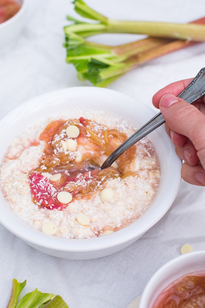 Rhabarber-Kokos Overnight Oats mit weißer Schokolade. UNGLAUBLICH gut - Kochkarussell.com