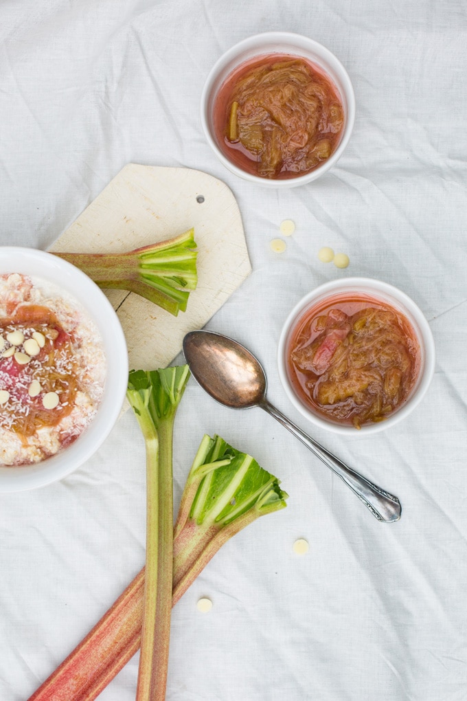 Rhabarber-Kokos Overnight Oats mit weißer Schokolade. UNGLAUBLICH gut - Kochkarussell.com